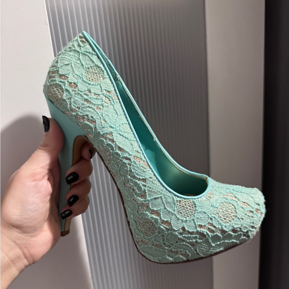 2/$20 ✨ Glitter & Lace Platform Pumps 🩵